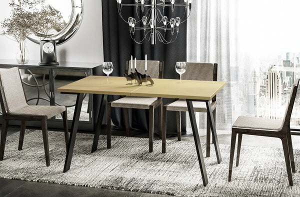 Der exquisite, ausziehbaren Holz Esstisch Liwia von Endo Möbel - ein wahrer Blickfang für Ihr Esszimmer! Mit seiner innovativen Ausziehfunktion ist dieser Tisch perfekt für gesellige Abende mit Familie und Freunden geeignet