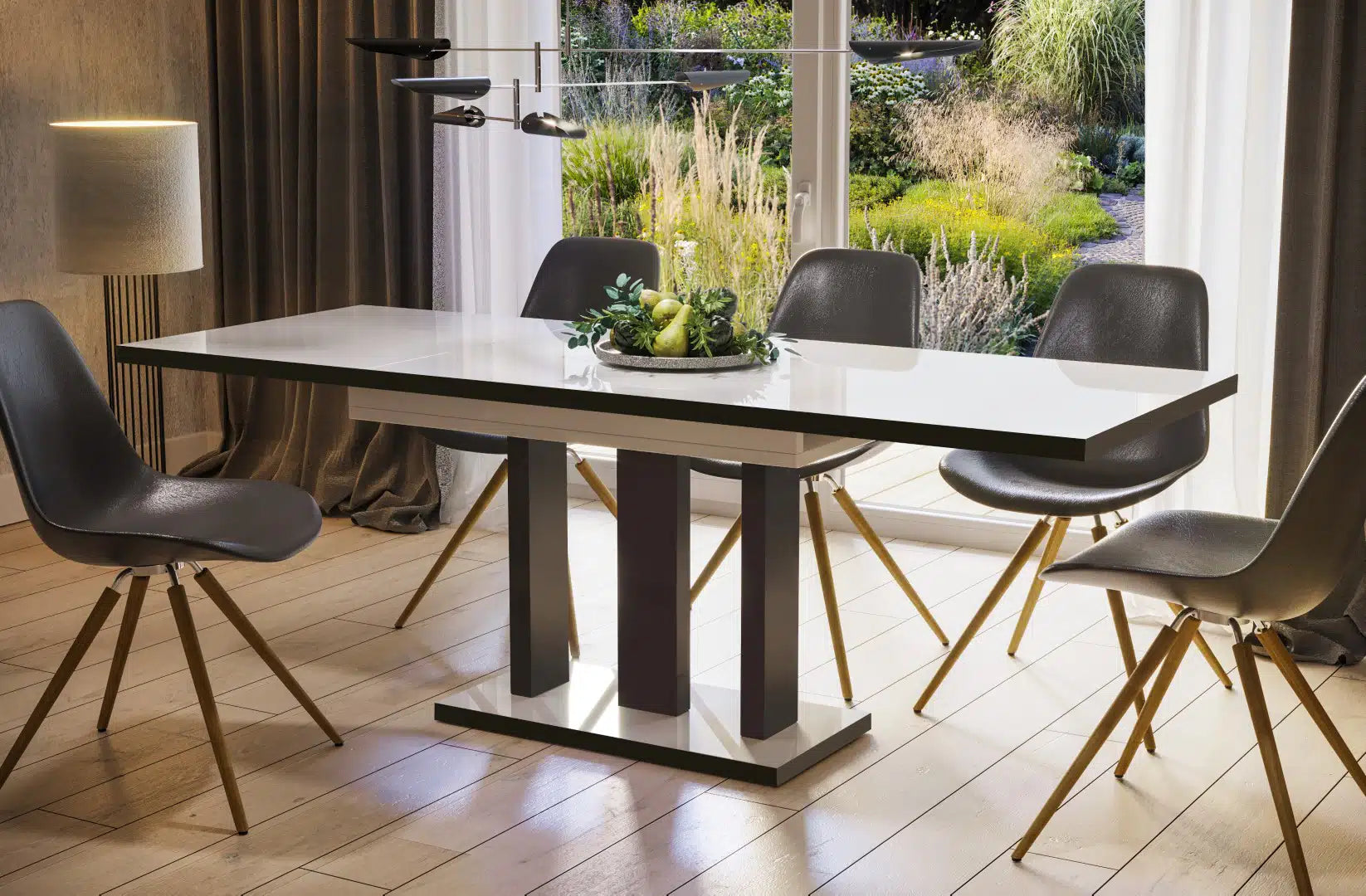 Der exquisite, ausziehbaren Holz Esstisch Appia von Endo Möbel - ein wahrer Blickfang für Ihr Wohnzimmer! Mit seiner innovativen Ausziehfunktion ist dieser Tisch perfekt für gesellige Abende mit Familie und Freunden geeignet